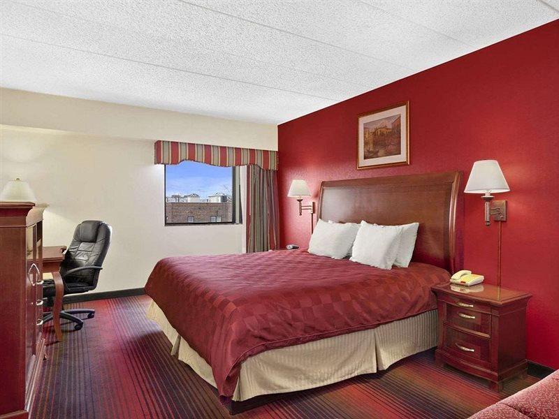Ramada By Wyndham East Orange Hotel Buitenkant foto