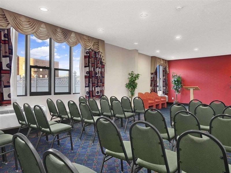 Ramada By Wyndham East Orange Hotel Buitenkant foto