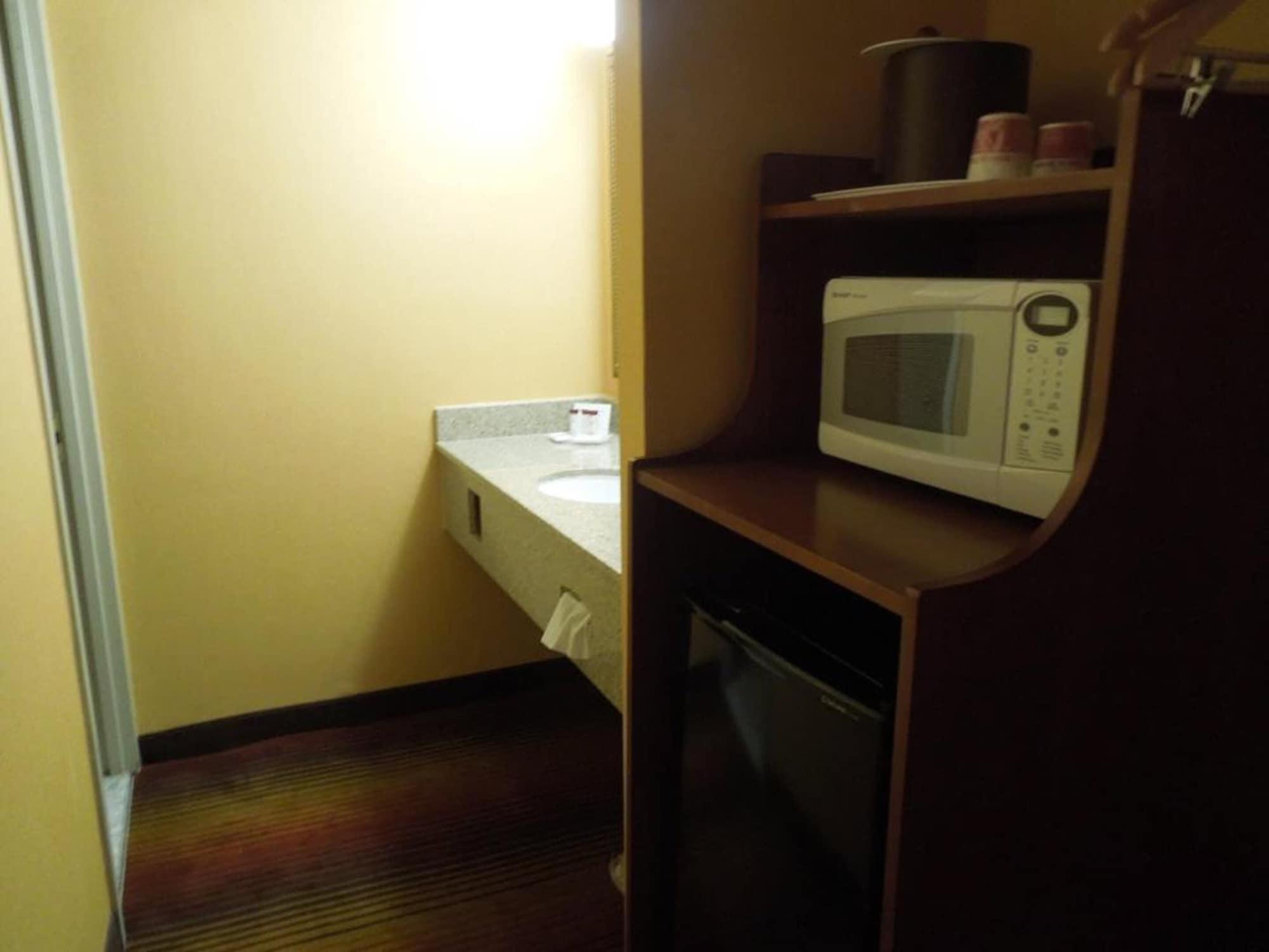 Ramada By Wyndham East Orange Hotel Buitenkant foto