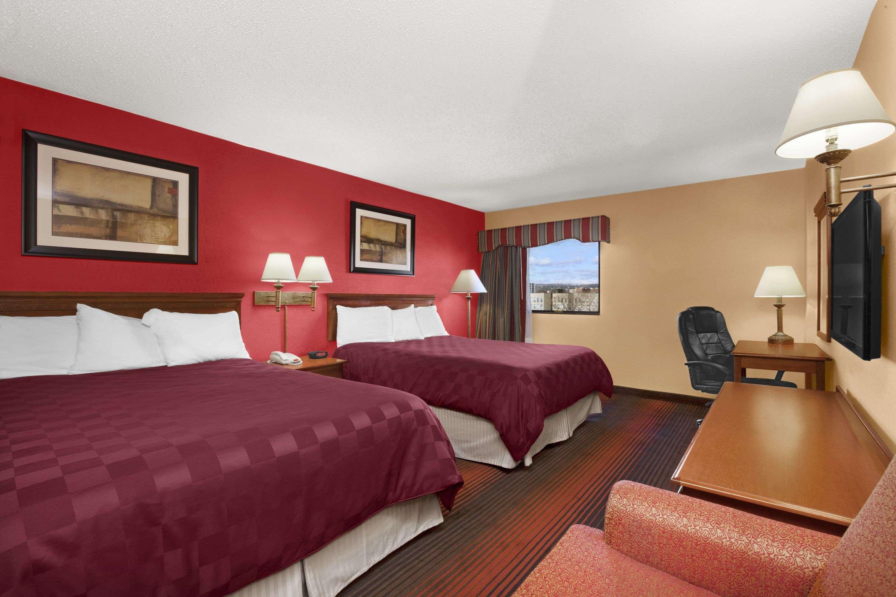 Ramada By Wyndham East Orange Hotel Buitenkant foto