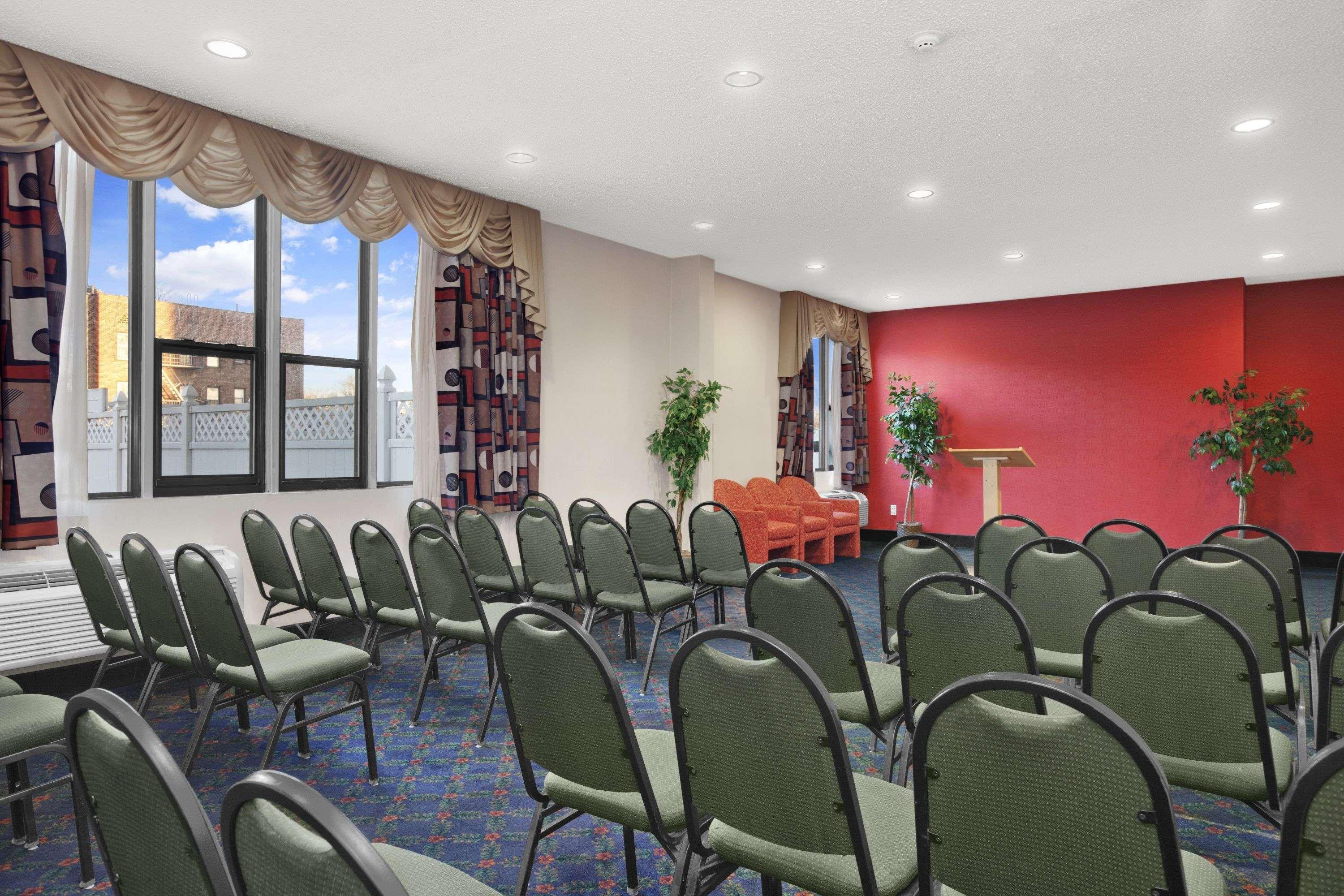 Ramada By Wyndham East Orange Hotel Buitenkant foto