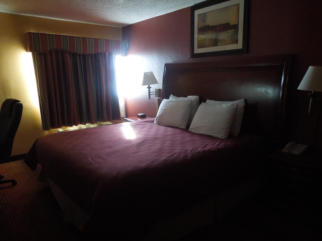 Ramada By Wyndham East Orange Hotel Buitenkant foto
