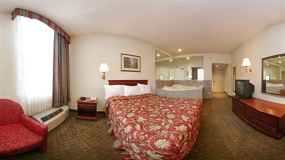 Ramada By Wyndham East Orange Hotel Buitenkant foto